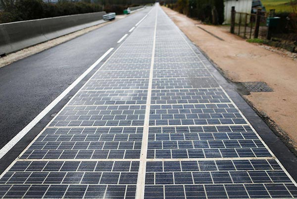 高速公路路面覆蓋太陽能光伏板